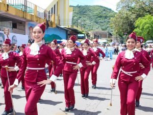 cachiporristas del Complejo Educativo Católico Santa Gema
