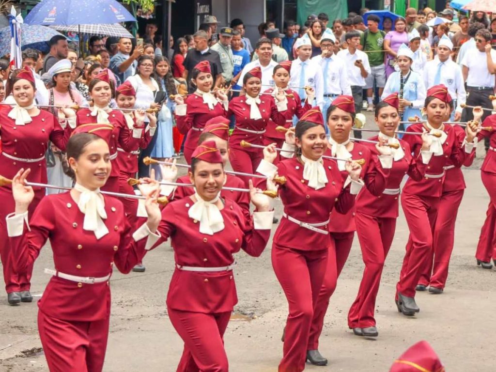 cachiporristas del Complejo Educativo Católico Santa Gema