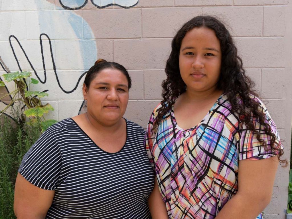 Yamileth Flamenco junto a su hija, que nació cuando la cooperativa estaba a punto de ser entregada. Fotografía/ elsalvador.com