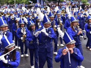 Músicos de la Banda El Salvador en plena acción, durante el desfile patrio. / Foto Emerson del Cid