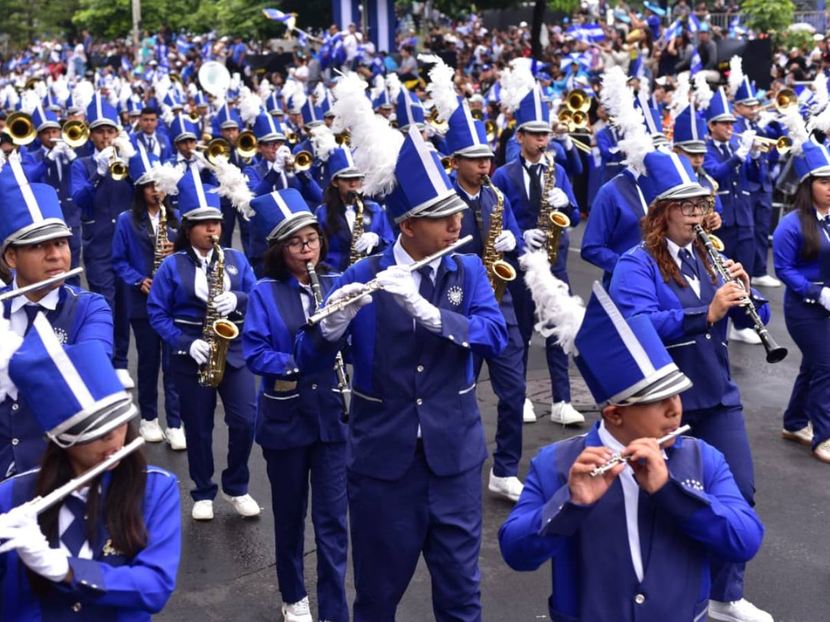 Músicos de la Banda El Salvador en plena acción, durante el desfile patrio. / Foto Emerson del Cid