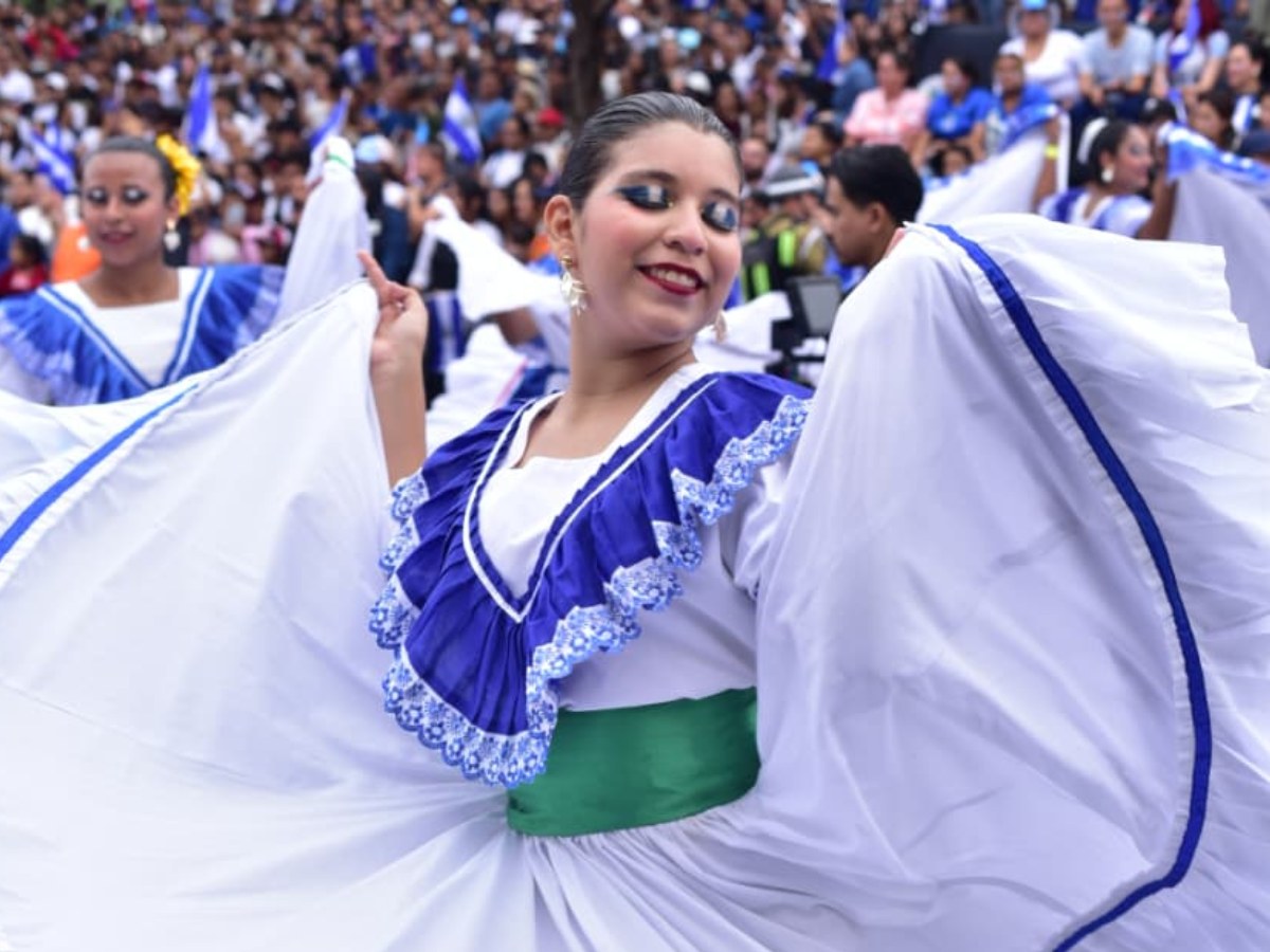 El azul y blanco predominan en los trajes que rinden homenaje a la patria. Foto/ elsalvador.com