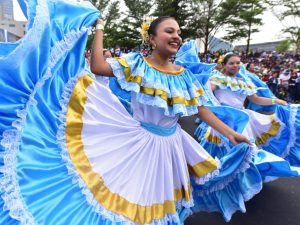 Colores vivos en los trajes típicos representan la diversidad cultural del país. Fotografía/ Emerson Del Cid