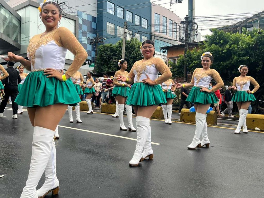Instituto Nacional de Comercio| Cachiporras llenan de brillo y energía el desfile con su ritmo y coordinación impecable. Foto/ elsalvador.com