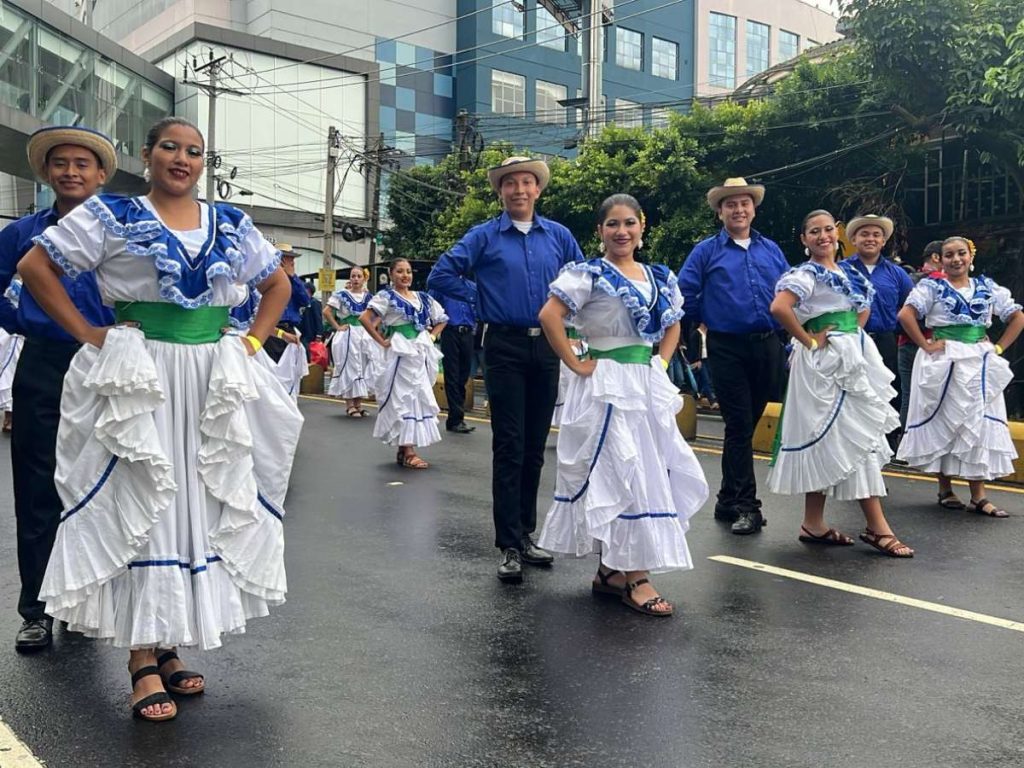 Instituto Nacional de Comercio| Los estudiantes presentan bailes típicos que evocan las raíces y el orgullo patrio en cada movimiento. Foto/ elsalvador.com