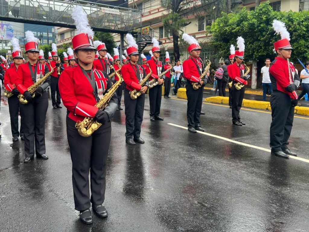 Instituto de Santo Tomás| Los miembros de las bandas de paz tocan instrumentos de viento y percusión resuenan en honor a la patria.