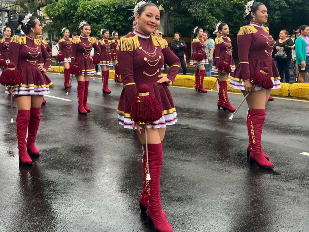 Instituto de Santo Tomás| Cachiporras con pompones llenan de colorido y alegría las calles durante la celebración. Fotografía/ Leidy Puente