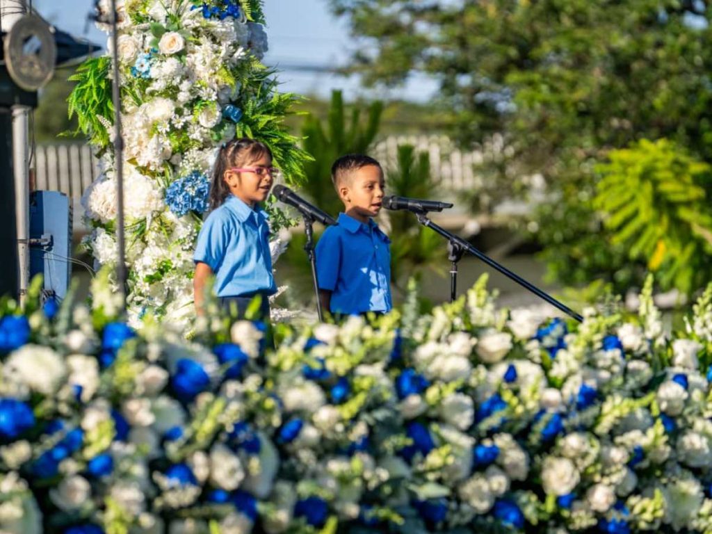 Niños declamando la oracion a la bandera