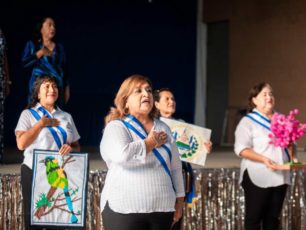 Docentes en los lunes civicos