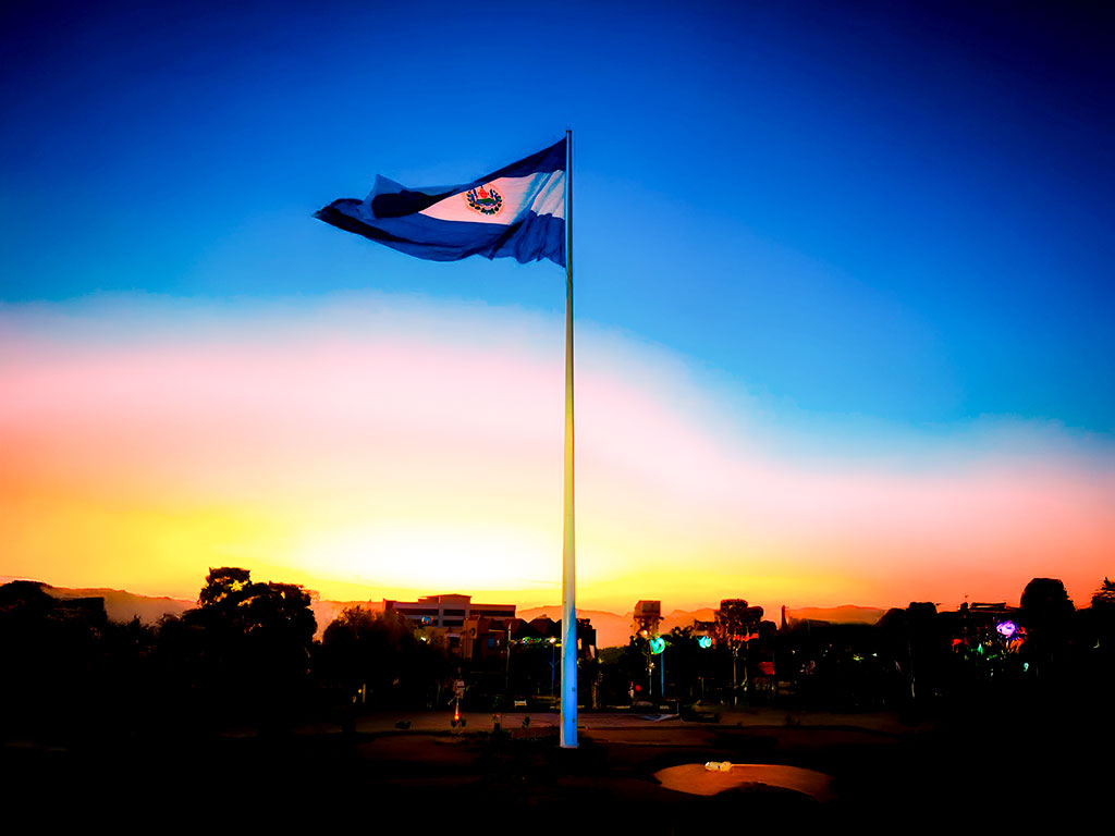 Bandera en la Plaza Masferrer