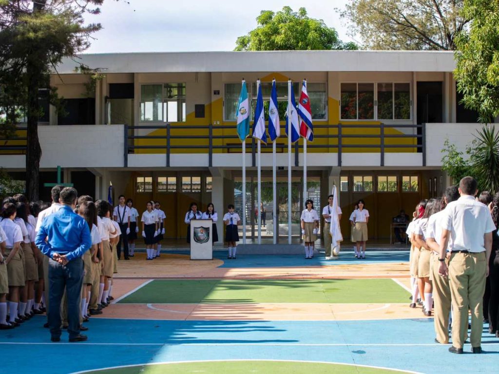 Alumnos en lunes civicos