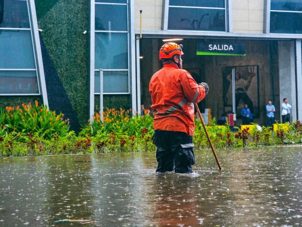 Santa Tecla, Soyapango y el Bulevar de Los Próceres presentan afectaciones viales severas tras lluvias intensas. Autoridades piden precaución y ofrecen rutas alternas. Foto: cortesía Protección Civil.