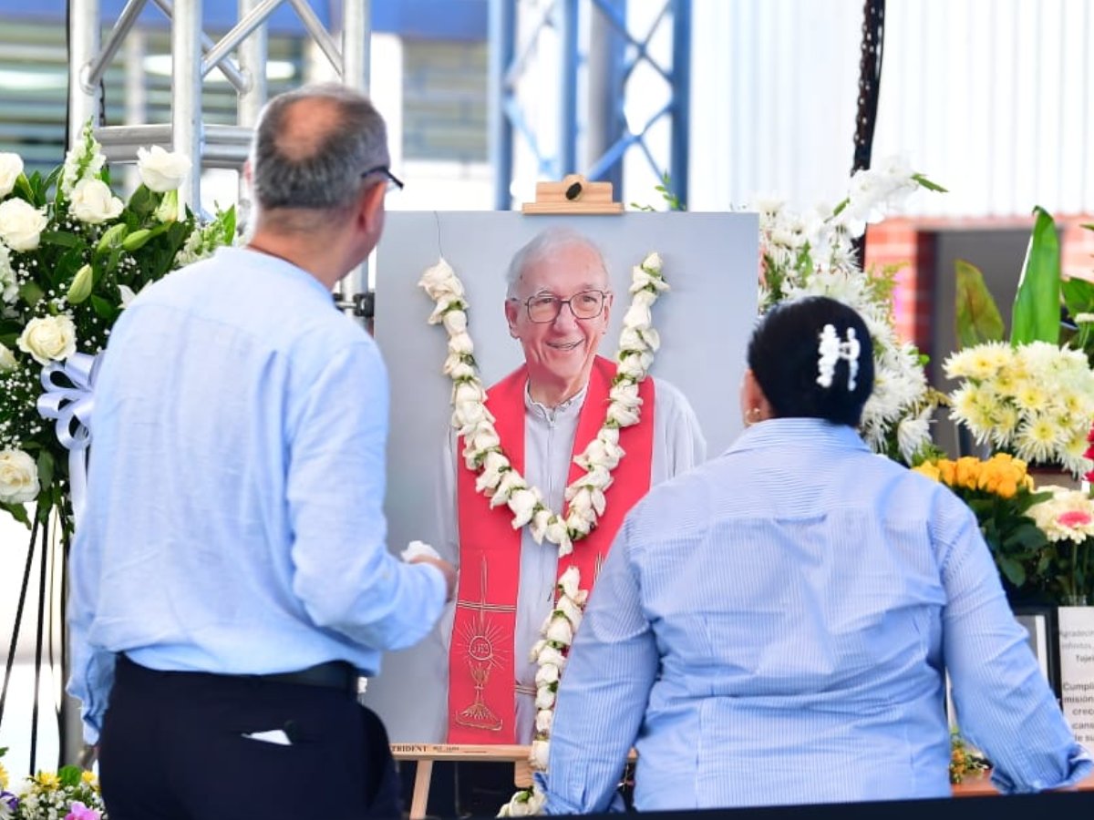 nacional-velorio-padre-jose-maria-tojeira-uca-3