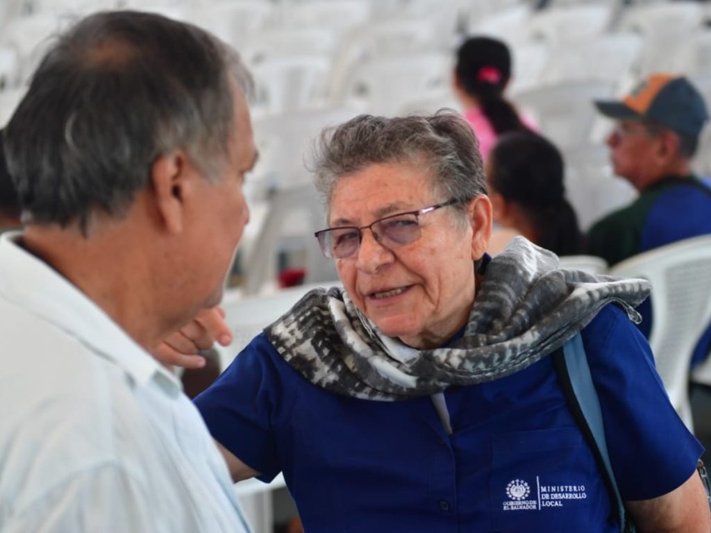 La ministra de desarrollo local, María Ofelia Navarrete, conocida como María Chichilco se presentó al funeral del Padre Tojeira. Fotografía/ elsalvador.com