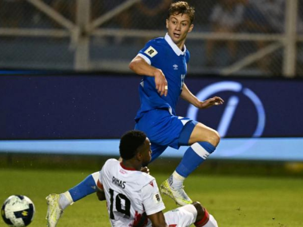El delantero salvadoreño #11 Nathan Ordaz remata el balón ante el defensa surinamés #19 Shaquille Pinas durante el partido clasificatorio de la CONCACAF para la Copa Mundial de la FIFA 2026 entre El Salvador y Surinam en el estadio Cuscatlán en San Salvador el 10 de junio de 2025. (Foto / AFP)