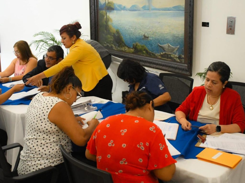 La entrega de fondos sumó más de $304,000 en esta fase, beneficiando a 161 negocios liderados por mujeres en diferentes municipios de El Salvador.