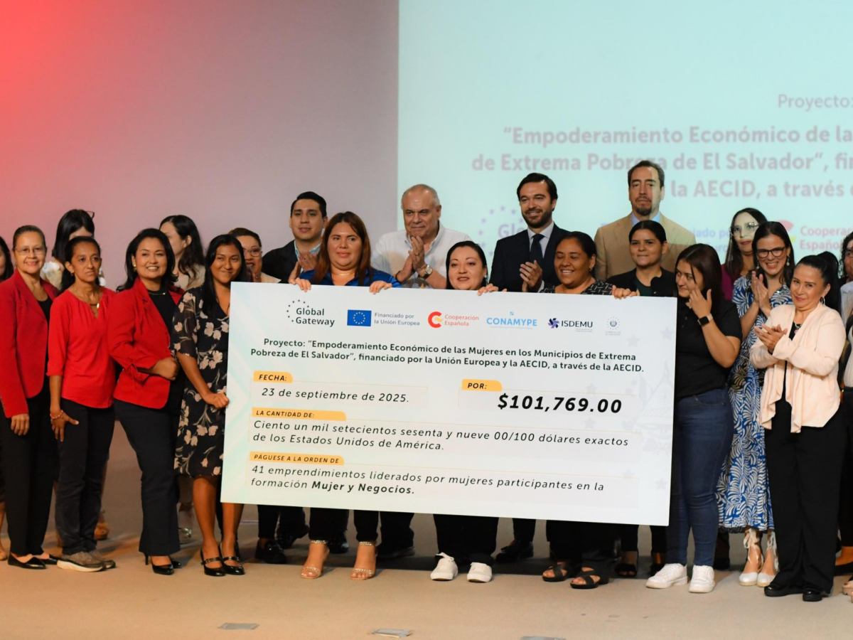 Mujeres salvadoreñas reciben capital semilla para iniciar o fortalecer sus negocios en sectores como alimentos, textil, turismo y artesanías.