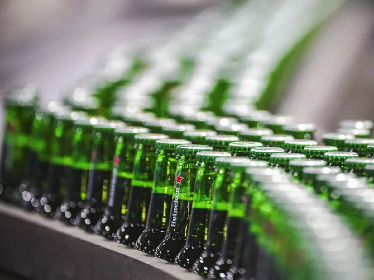 Botellas de cerveza en la cinta transportadora de la línea de envasado de la compañía Heineken, en una fotografía de archivo. EFE