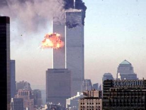 Momento en que un avión comercial secuestrado es estrellado contra el World Trade Center el 11 de septiembre de 2001 en Nueva York.