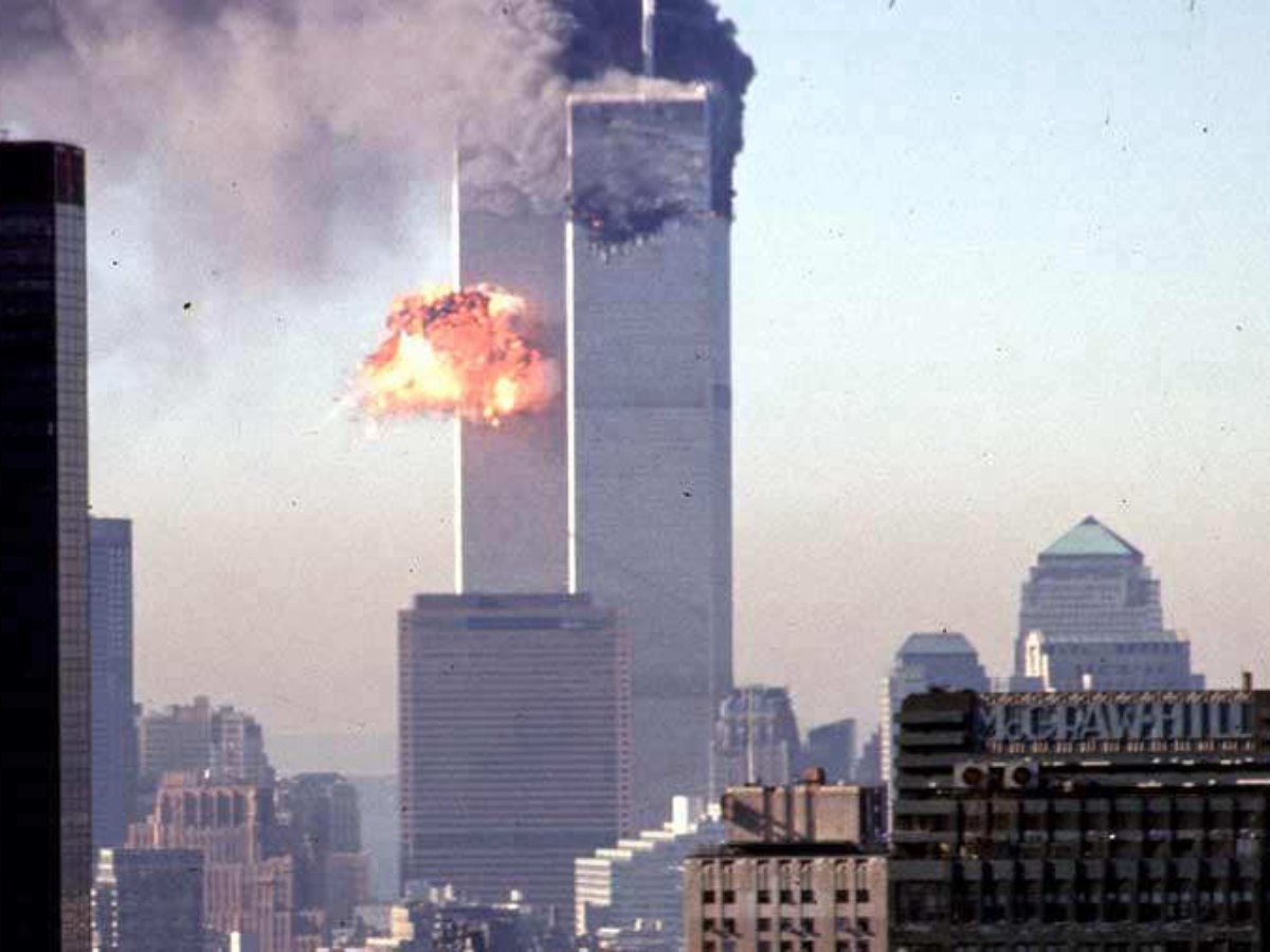 Momento en que un avión comercial secuestrado es estrellado contra el World Trade Center el 11 de septiembre de 2001 en Nueva York.