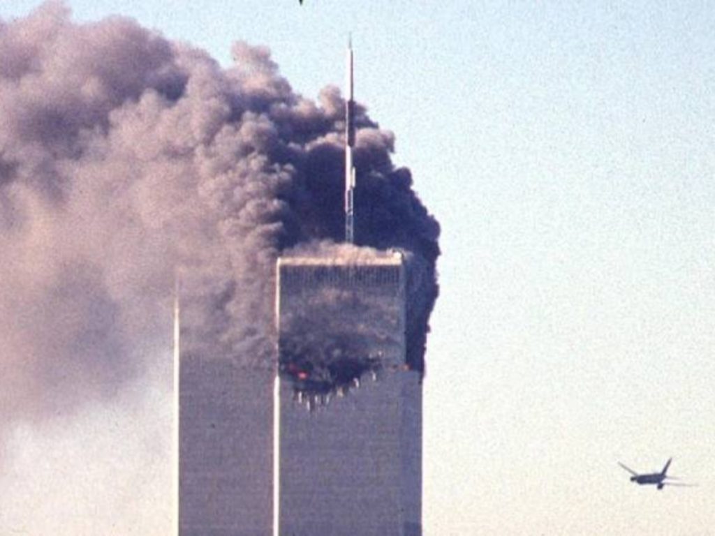 Un avión comercial secuestrado por los terroristas a punto de ser estrellado en una de las torres del World Trade Center. Foto EDH/ AFP