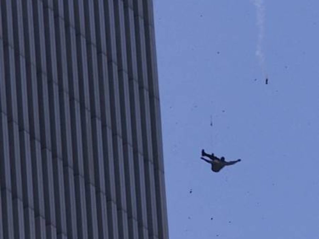 Un hombre cayendo desde los pisos más altos del World Trade Center. / AFP