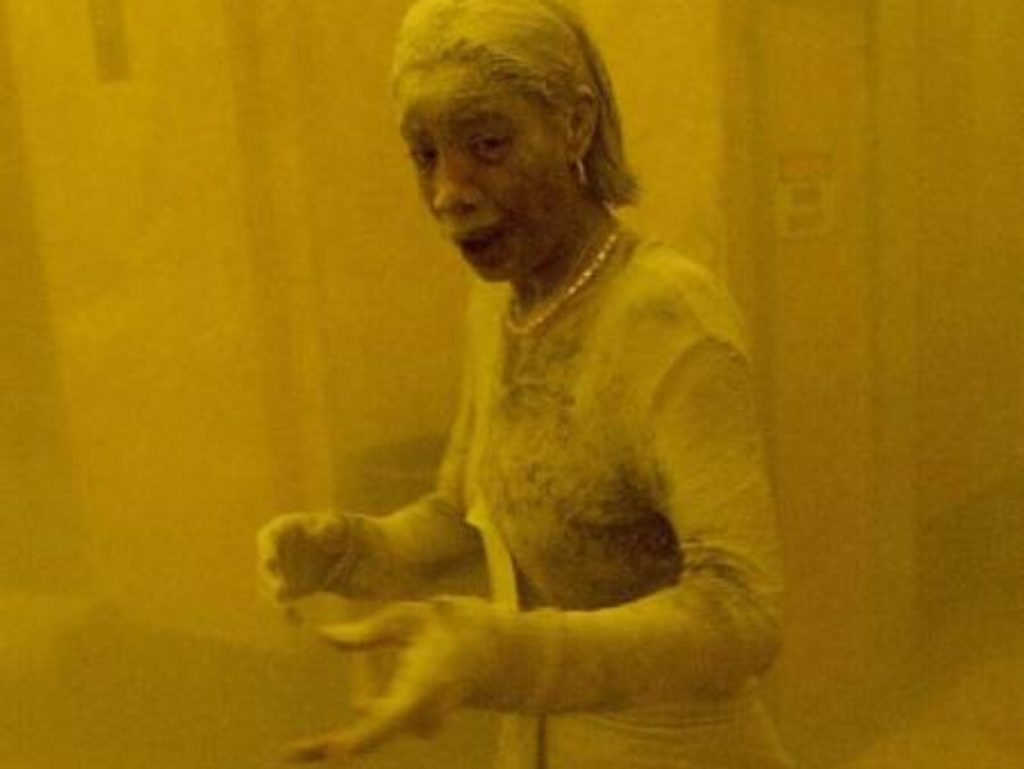 Marcy Borders cubierta en polvo buscando refugio en la oficina de un edificio luego de que una de las torres gemelas colapsara. Foto EDH/ AFP