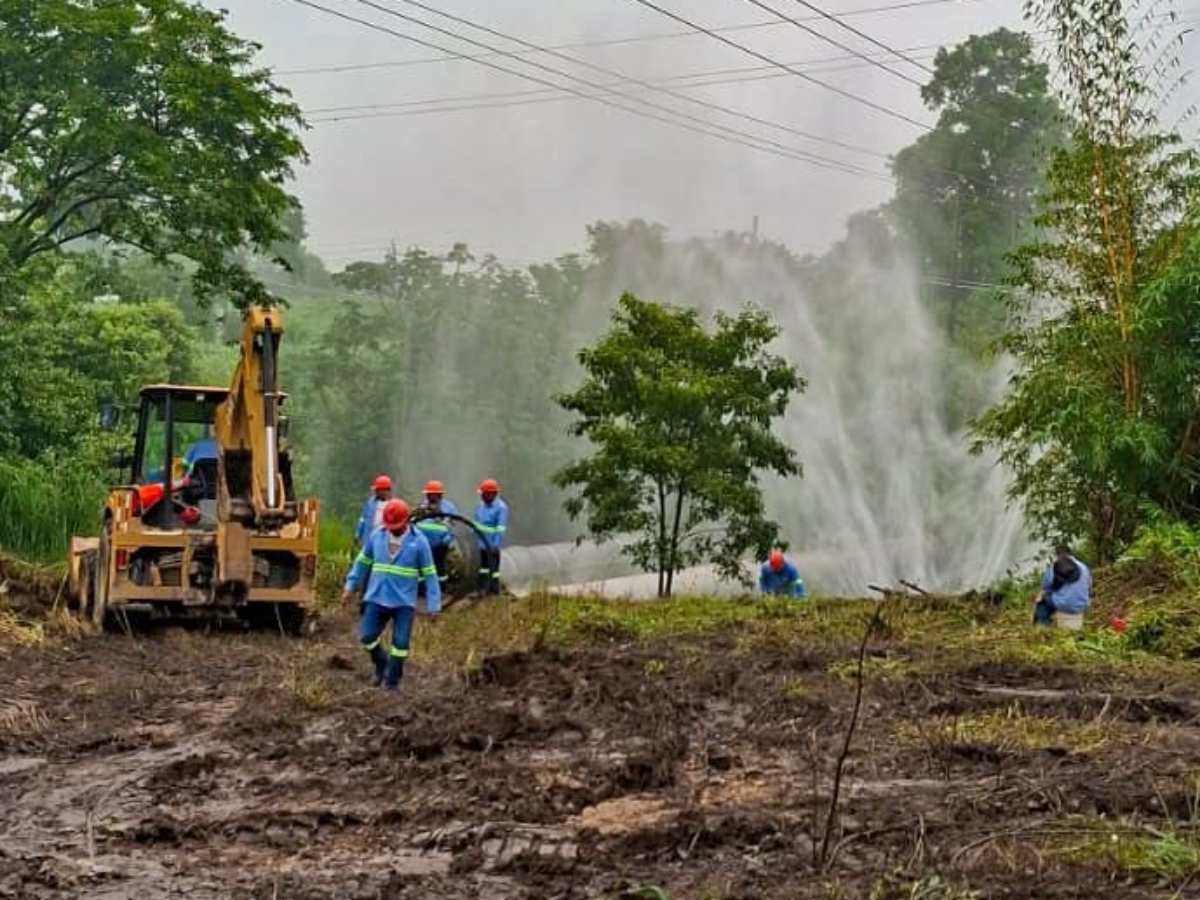 Una falla en la unión de una tubería de 48 pulgadas entre la Estación Central y San Ramón obligó a ANDA a suspender el servicio de agua este martes.