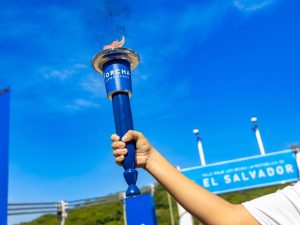 La ministra y estudiantes dieron inicio al recorrido de la Antorcha Centroamericana, símbolo de unidad y deporte regional.