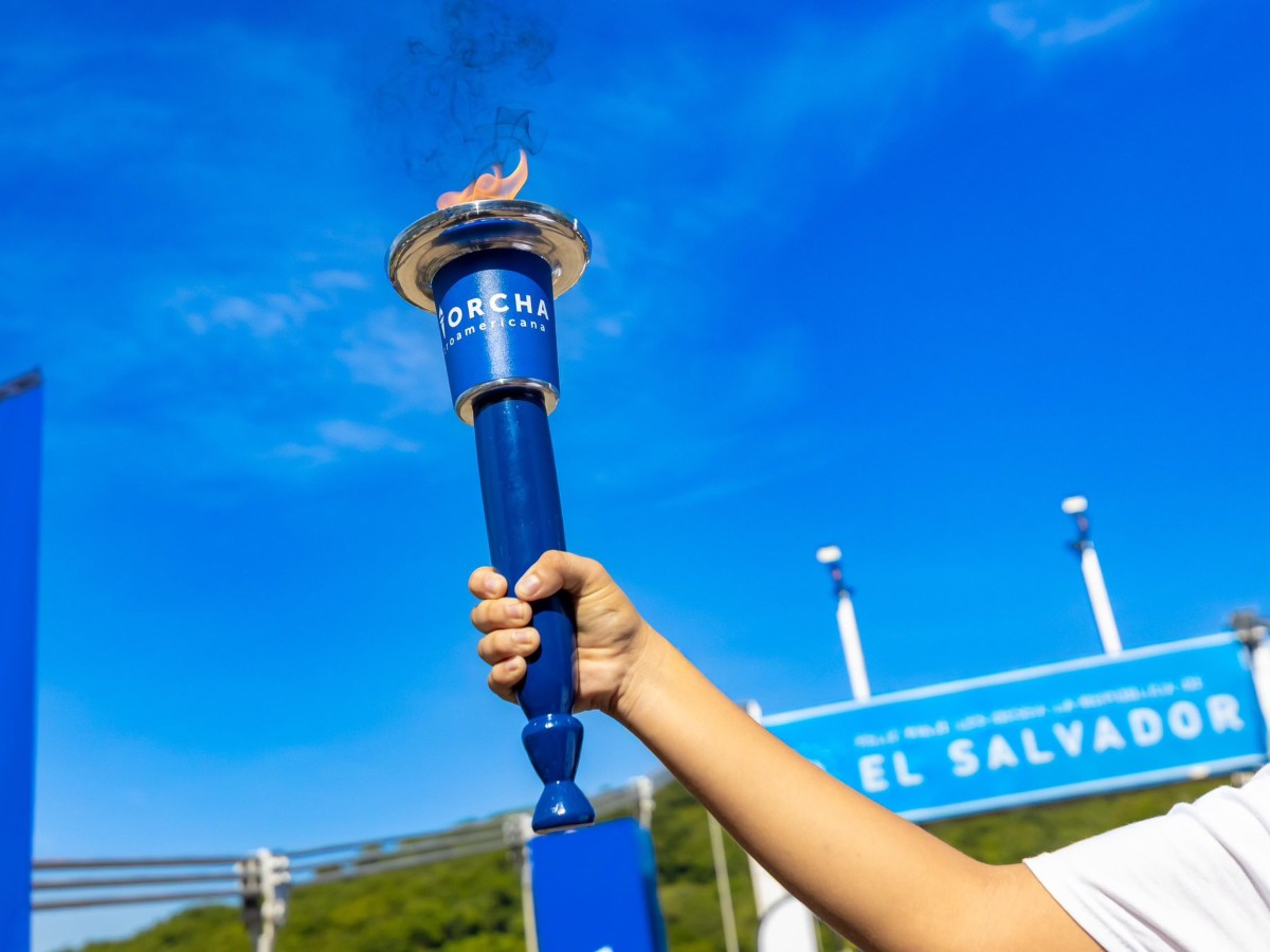 La ministra y estudiantes dieron inicio al recorrido de la Antorcha Centroamericana, símbolo de unidad y deporte regional.