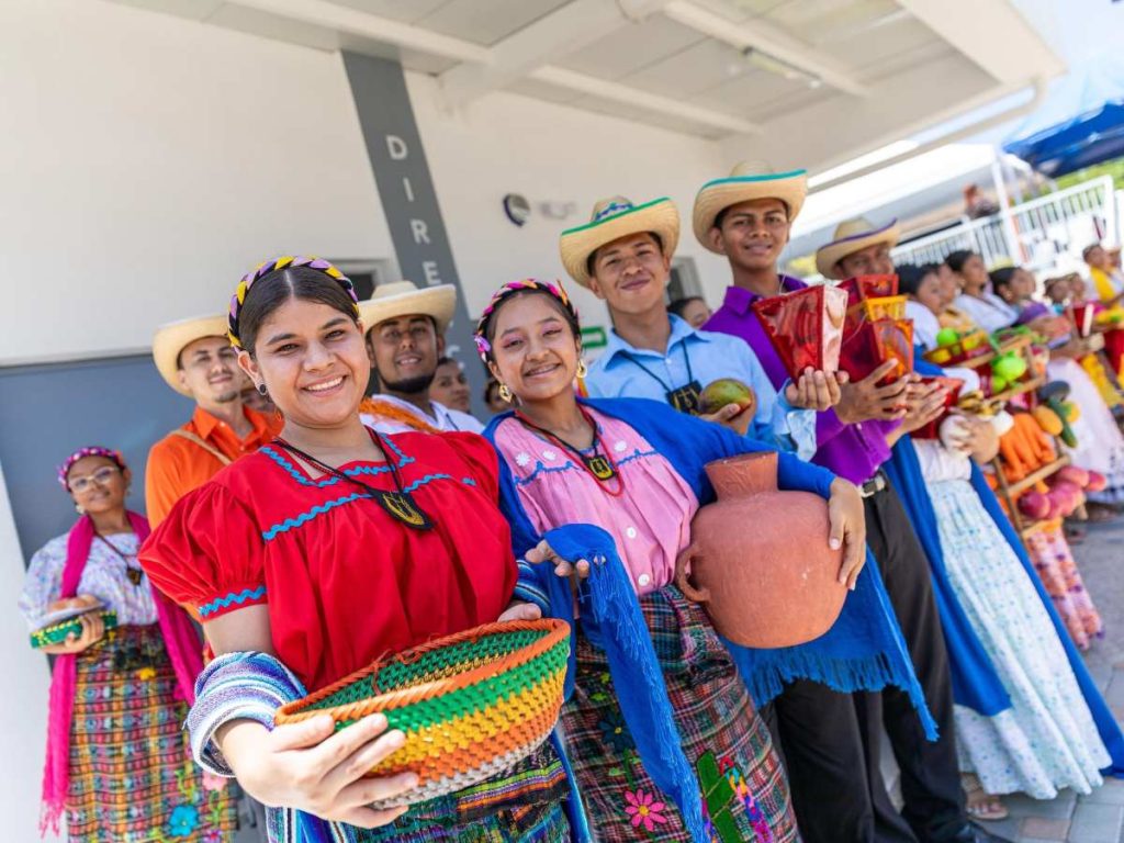 studiantes portaron la Antorcha Centroamericana durante el inicio de su recorrido en el país.