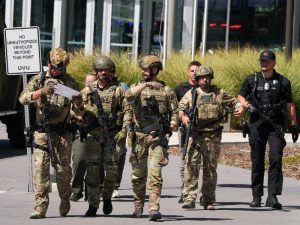 Miembros del ejército estadounidense se desplegaron en Utah, en la zona donde Charlie Kirk recibó un disparo que acabó con su vida en un evento público, este 10 de septiembre de 2025. / AFP