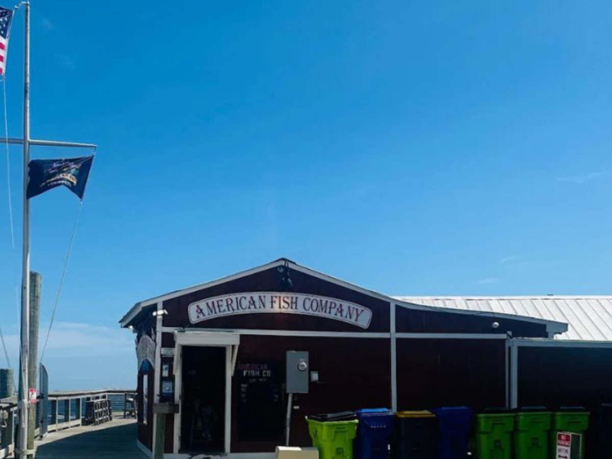Un hombre disparó desde un bote hacia un bar frente al río Cape Fear, causando tres fallecidos y ocho lesionados. Foto: Facebook American Fish Company.