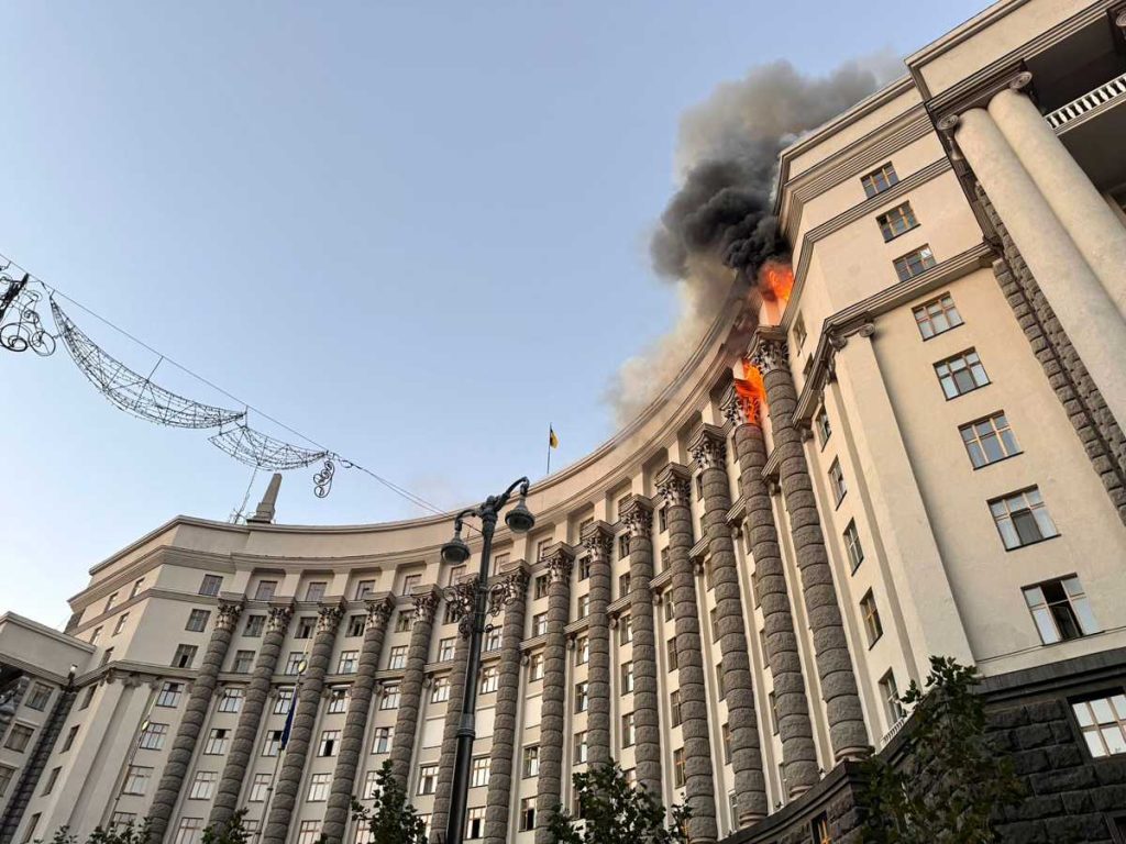 El edificio de la sede del consejo de ministros en Kiev resultó dañado tras el bombardeo ruso.
