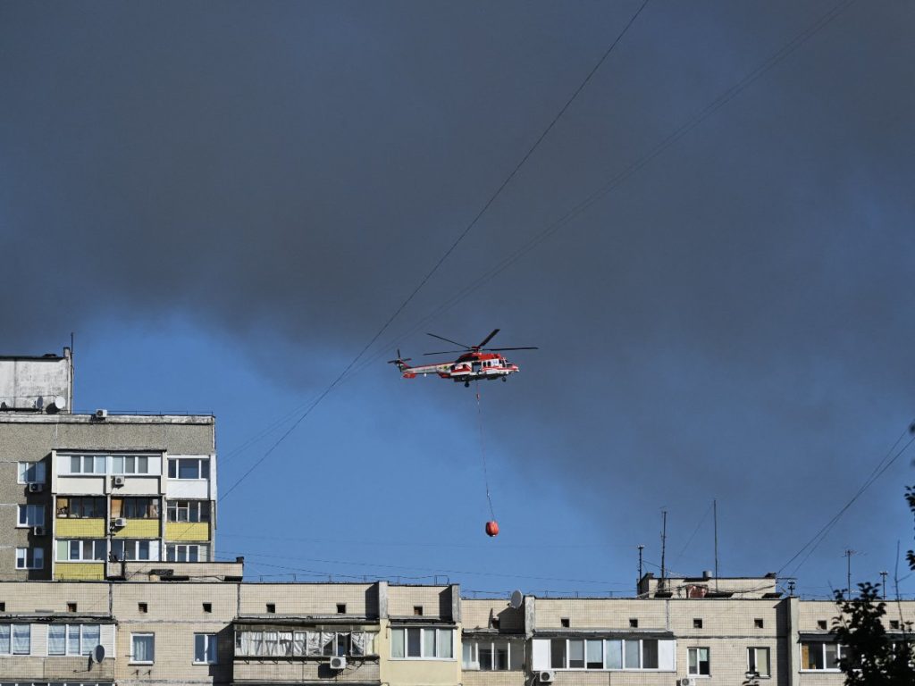 Helicópteros lanzan agua para sofocar el incendio provocado en el techo del gobierno en Kiev.