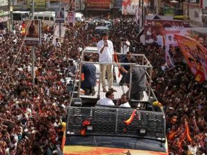 Cientos de seguidores se agolparon por horas bajo el calor, esperando al actor Vijay en Karur, sin acceso a agua ni asistencia médica.