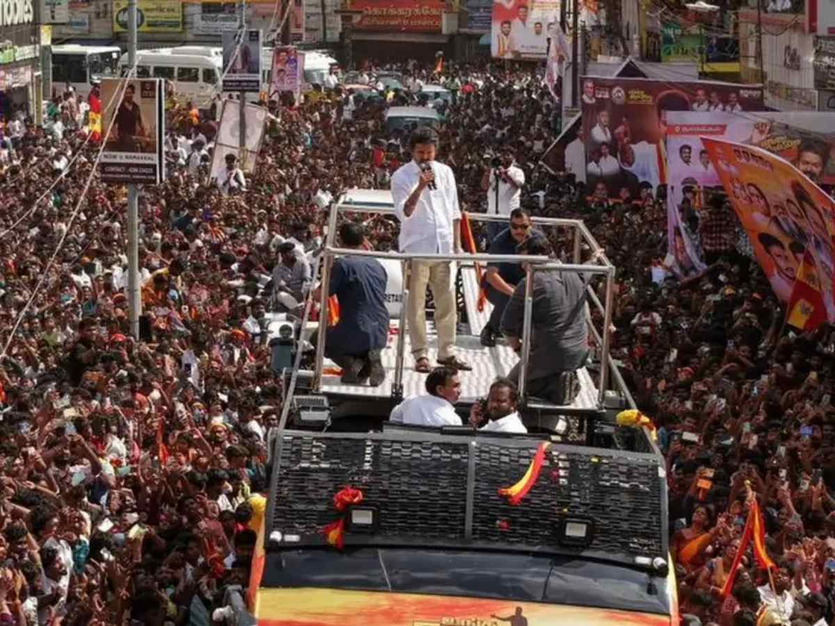 Cientos de seguidores se agolparon por horas bajo el calor, esperando al actor Vijay en Karur, sin acceso a agua ni asistencia médica.
