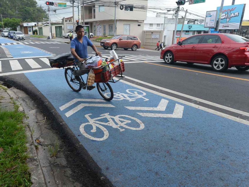 La ley también impulsa la creación de ciclovías seguras en zonas urbanas y rurales del país.