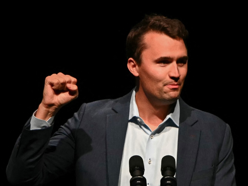 El activista político conservador Charlie Kirk, durante una entrevista con el comentarista Tucker Carlson en Arizona, en octubre de 2024. / AFP