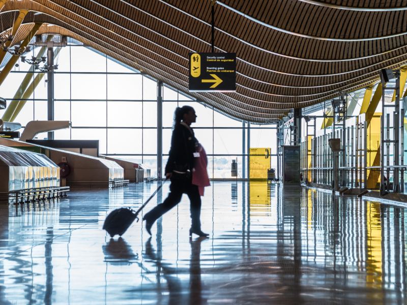 Vuelos cancelados y desvíos marcan el inicio de semana en aeropuertos de la costa este de EE. UU.