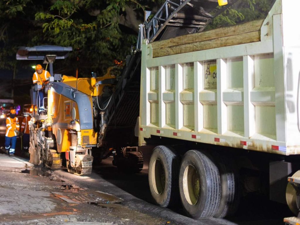 Los trabajos incluyen remoción de pavimento dañado y aplicación de nueva carpeta asfáltica.