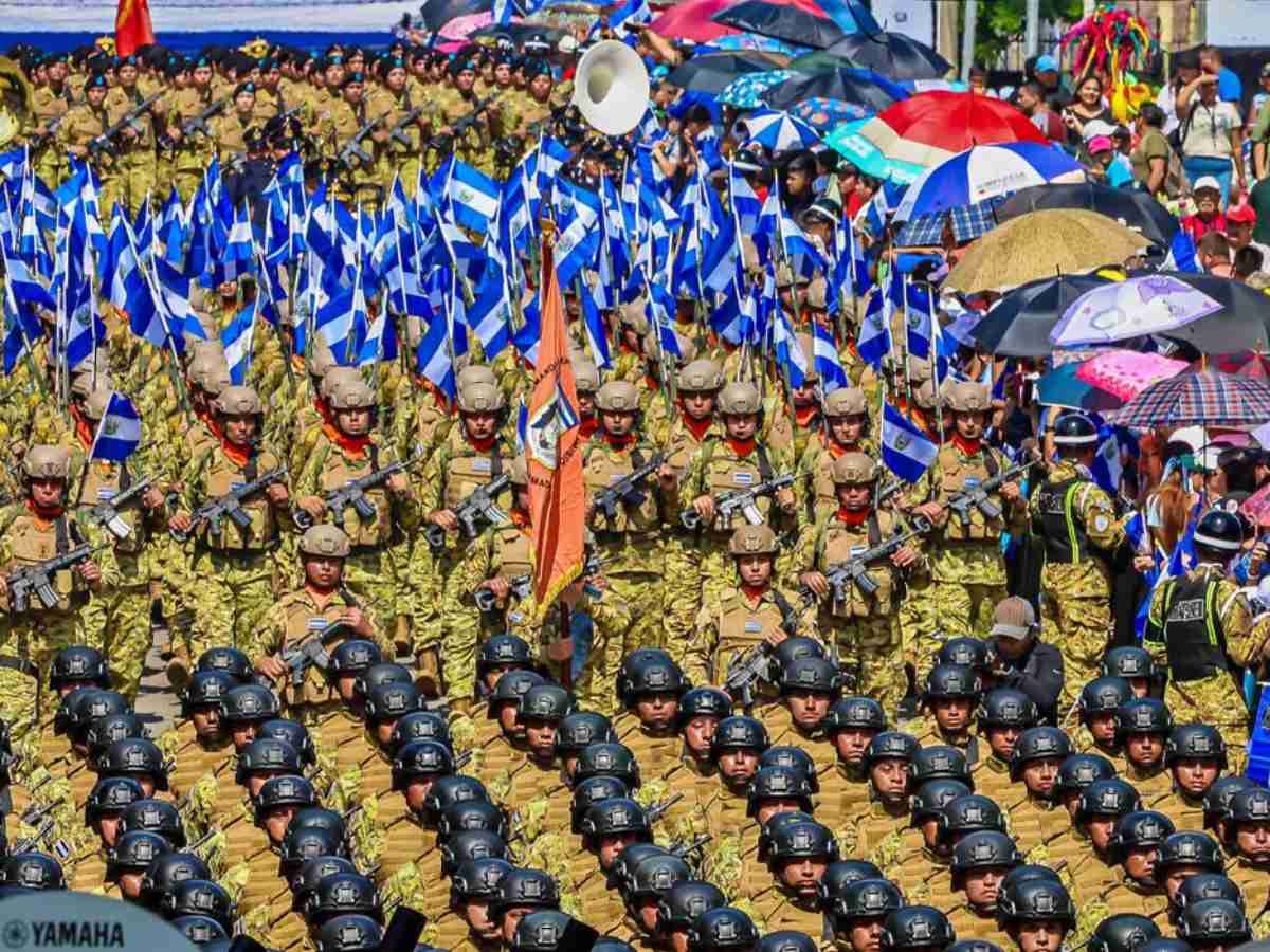 Bloques del desfile incluyen estudiantil, cívico, artístico e identidad cultural.