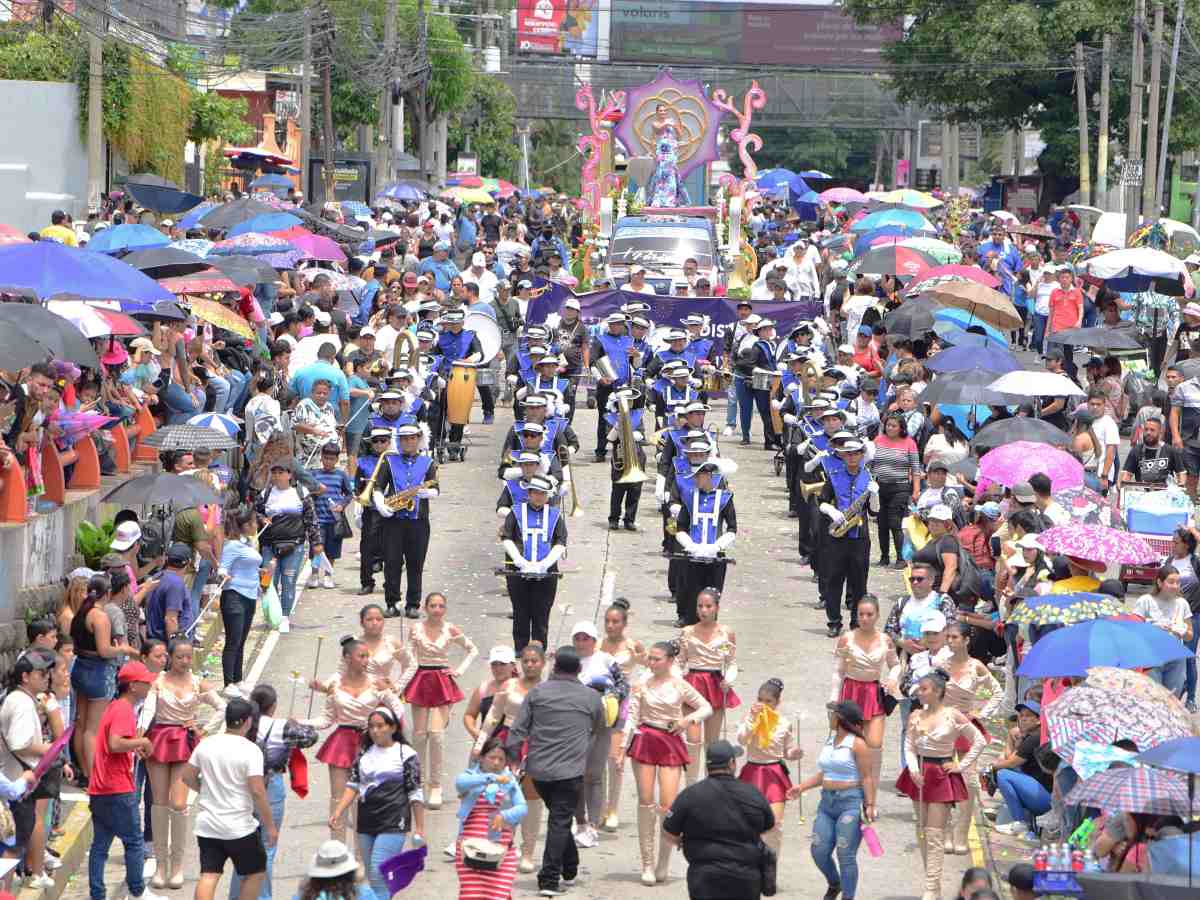 Estudiantes de 15 centros escolares participarán en el desfile por los 204 años de independencia de El Salvador.