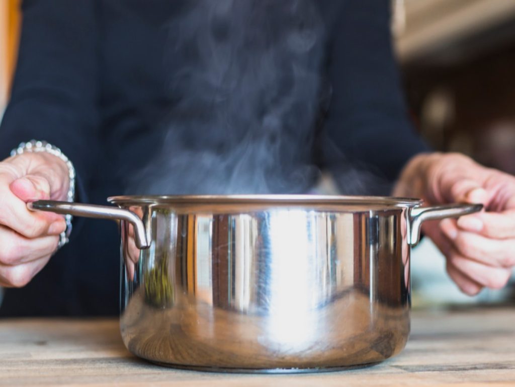 Una de las formas más seguras de purificar el agua en casa es hervirla por al menos tres minutos, según la OMS.