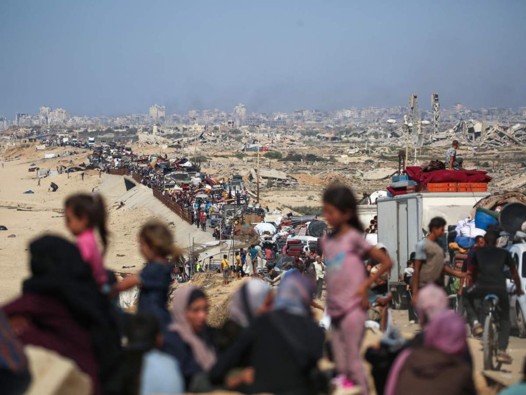 Palestinos desplazados se desplazan con sus pertenencias hacia el sur por una carretera en la zona del campo de refugiados de Nuseirat, en el centro de la Franja de Gaza
