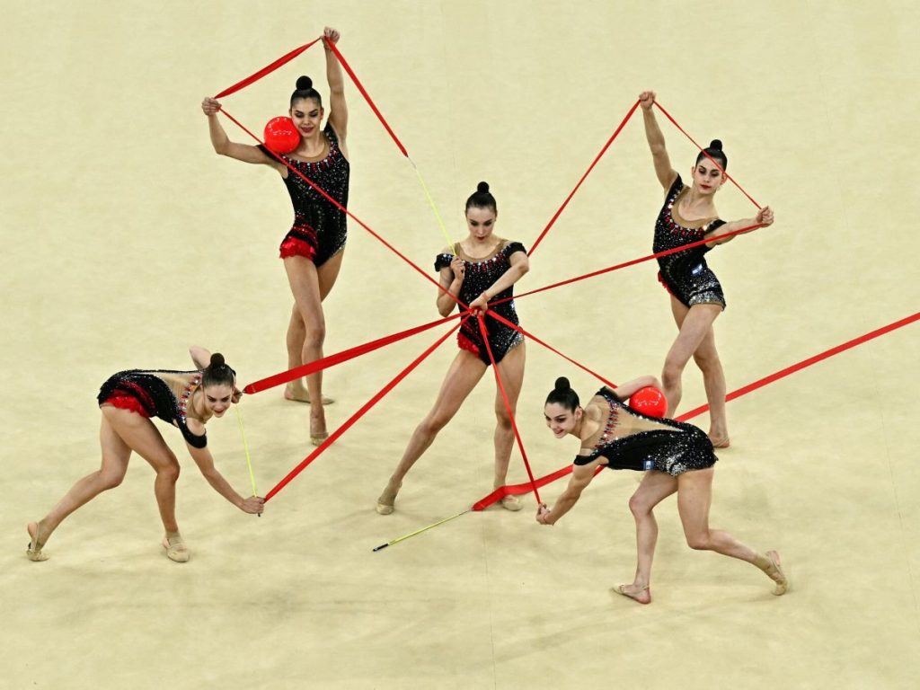 Las gimnastas israelíes realizan ejercicios con pelotas y cintas durante la final del concurso completo por equipos de gimnasia rítmica durante los Juegos Olímpicos de París 2024 en la Arena Porte de la Chapelle, París, el 10 de agosto de 2024.