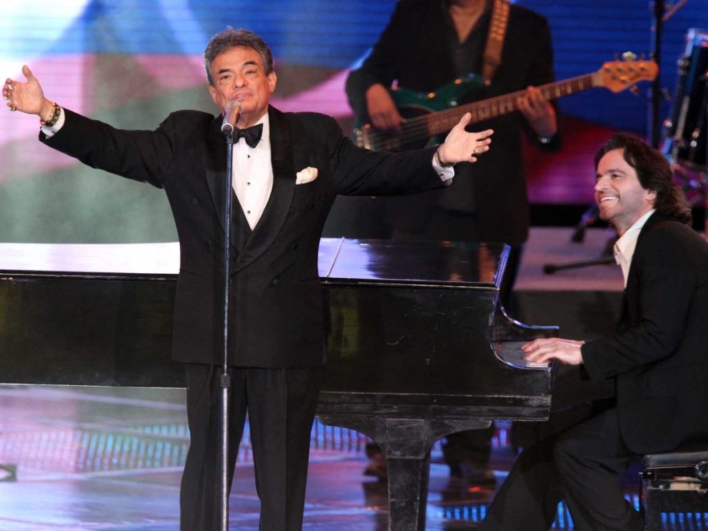 José José en concierto durante los años 80, etapa en la que consolidó su estatus como uno de los intérpretes más influyentes de la música latina.