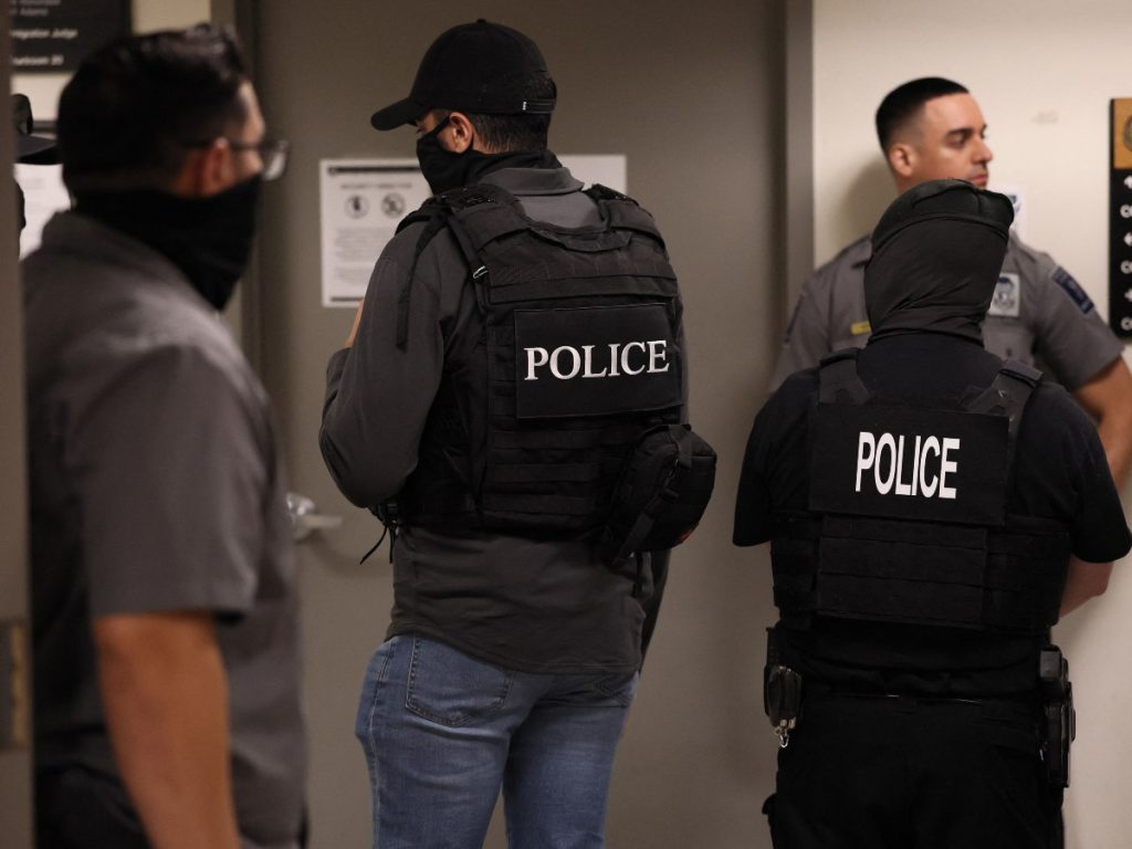 Las comunidades en Chicago se encuentran en alerta tras observar como agentes de migración patrullan cerca de escuelas.