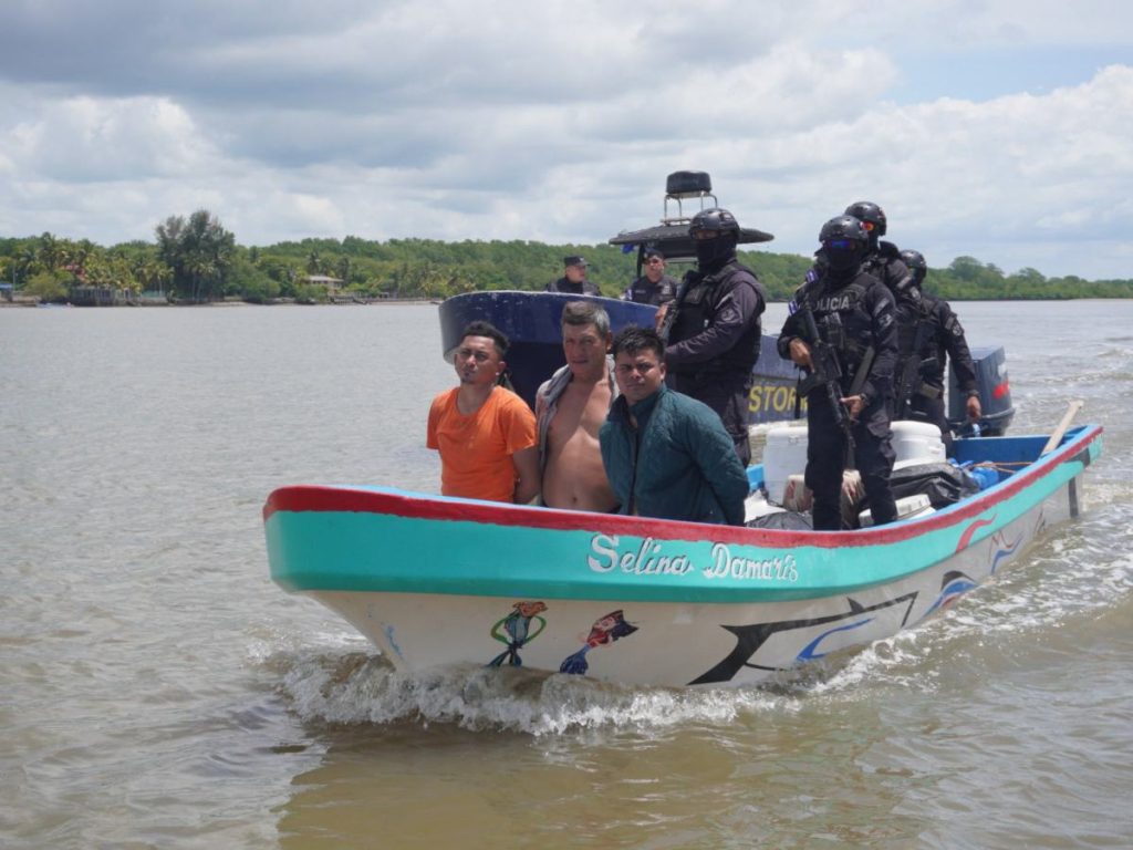 Tres hombres fueron capturados tras el decomiso de droga valorada en más de 9 millones de dólares frente a las costas salvadoreñas.