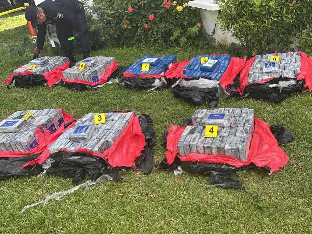 La PNC interceptó una lancha con 360 kilos de cocaína a cinco millas de la playa Los Cóbanos, en Sonsonate.